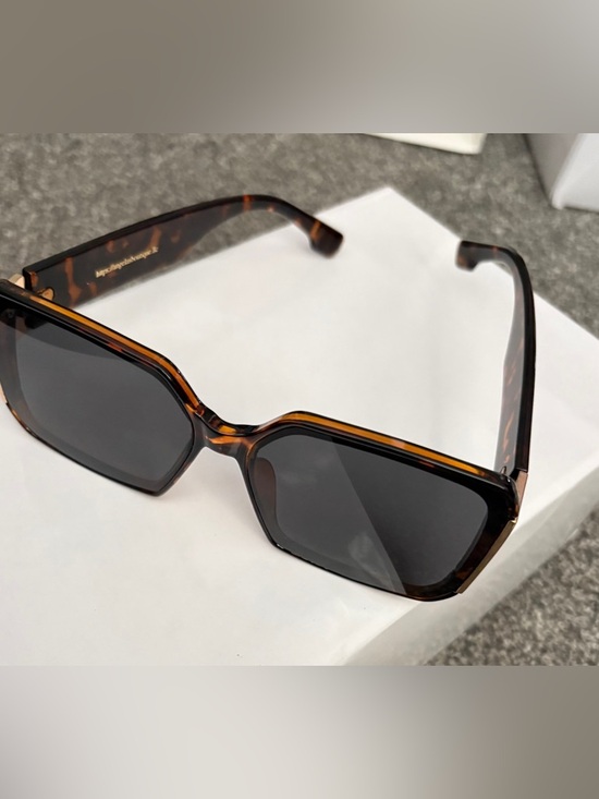 Accessories - Tortoiseshell Square Frame Sunglasses - Dark Lens